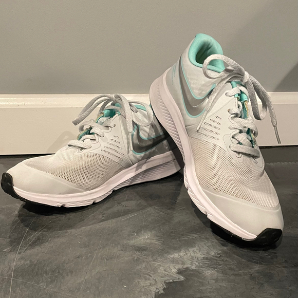 Nike Girls Grey Mint Green Star Runner 2 Running Shoes Sneakers US Size 4Y - Picture 1 of 11